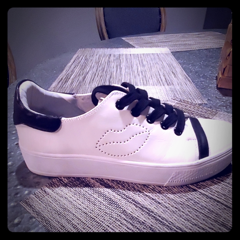 NEW Alicia and Olivia tennis shoes